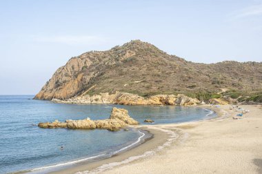 Sardinya, Costa Rei 'deki güzel Cala Sa Figu plajı çok ince kum ve berrak mavi suyla.