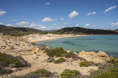 Chia 'da güzel bir sahil, Güney Sardunya' da, beyaz kum, şeffaf ve turkuaz su