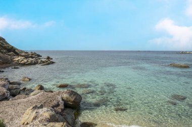 Villasimius 'taki Cala Caterina plajı turkuaz ve şeffaf suyla