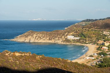 Sardunya 'daki güzel Solanas plajının hava manzarası.