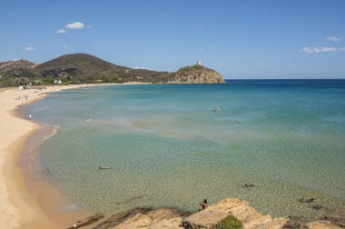 Pula, İtalya - 09-10-2024: Güney Sardunya 'daki Chia' da beyaz kum, şeffaf ve turkuaz suyla güzel bir sahil