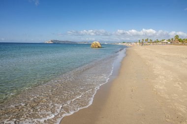 Cagliari 'deki Poetto plajı, mavi suyu ve denizde karakteristik bir kayası var.
