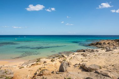 Chia 'da güzel bir sahil, Güney Sardunya' da, beyaz kum, şeffaf ve turkuaz su