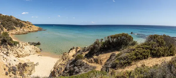 Chia, Güney Sardinya 'da beyaz kum, şeffaf ve turkuaz su ile güzel bir sahil manzarası var.