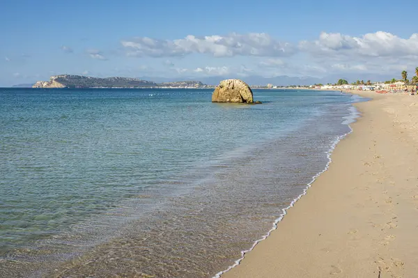 Cagliari 'deki Poetto plajı, mavi suyu ve denizde karakteristik bir kayası var.