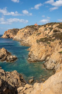 Sardunya 'nın güneyindeki güzel Capo Spargivento' ya yukarıdan gelen kırmızı deniz feneri hakim.