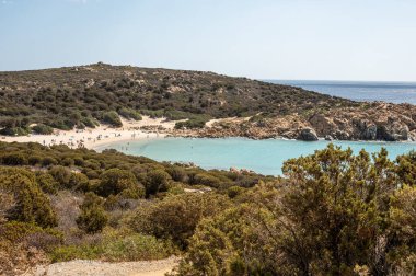 Sardinya 'nın Chia kentindeki güzel Cala Cipolla plajında beyaz kum, şeffaf ve turkuaz su