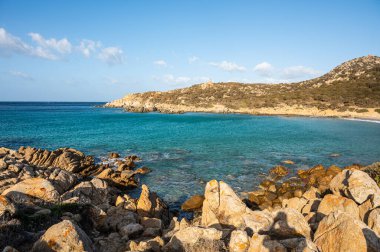 Sardinya 'nın Chia kentindeki güzel Cala Cipolla plajında beyaz kum, şeffaf ve turkuaz su
