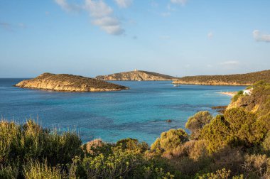 İnce kumlu, şeffaf mavi ve turkuaz suyu olan Tuerredda Körfezi 'nin havadan görünüşü.
