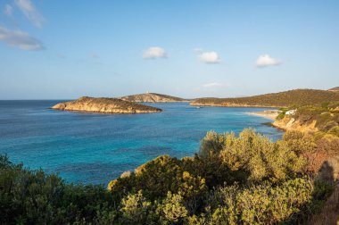 İnce kumlu, şeffaf mavi ve turkuaz suyu olan Tuerredda Körfezi 'nin havadan görünüşü.