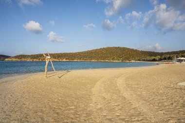 İnce kumlu, şeffaf mavi ve turkuaz suyu olan Tuerredda Körfezi 'nin havadan görünüşü.