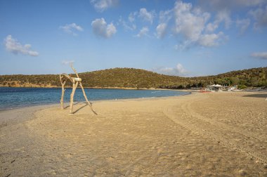 İnce kumlu, şeffaf mavi ve turkuaz suyu olan Tuerredda Körfezi 'nin havadan görünüşü.