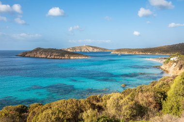 İnce kumlu, şeffaf mavi ve turkuaz suyu olan Tuerredda Körfezi 'nin havadan görünüşü.