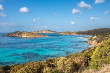 İnce kumlu, şeffaf mavi ve turkuaz suyu olan Tuerredda Körfezi 'nin havadan görünüşü.