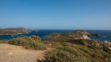 Sardunya 'nın güneyindeki Malfatano Körfezi' nin hava manzarası. Bir sürü güzel plajı, mavi ve turkuaz suyu var.