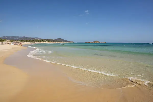 Sardinya 'nın güneyinde, şeffaf ve turkuaz suyu ve körfezin önünde küçük bir adası olan Su Giudeu' nun güzel plajı.