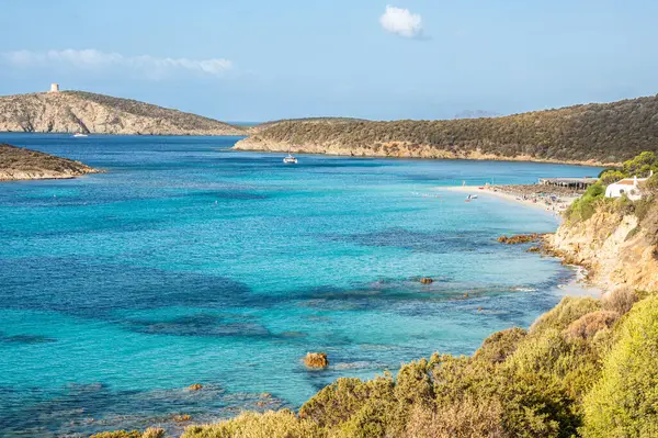 İnce kumlu, şeffaf mavi ve turkuaz suyu olan Tuerredda Körfezi 'nin havadan görünüşü.