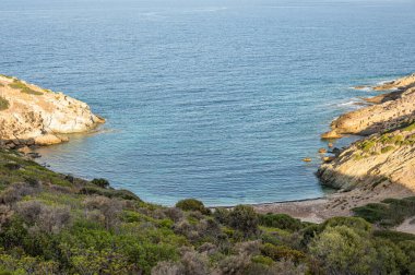Sardigna 'daki Sa Perda Longa plajı turkuaz ve mavi suyla