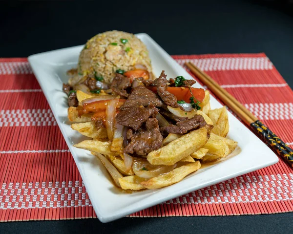 Lomo Saltado con Arroz şoförü, Lomo fino de res. comida peruana. foto dikey