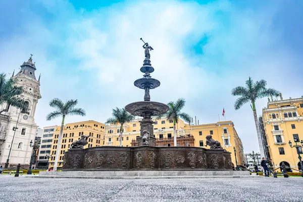 Limas Meydanı 'ndaki Tarihi Çeşmenin Düşük Açı Görünümü