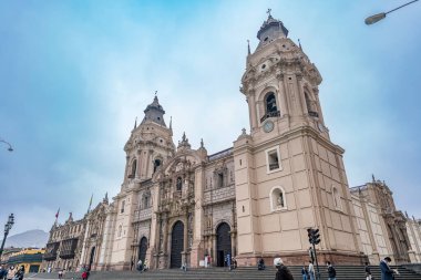 Lima, Peru, Ekim 01, 2021: Şehir Etkinliği ile Lima Katedrali 'nin Açı Görünümü