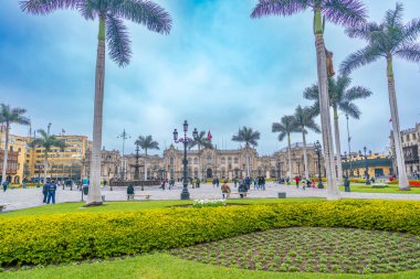 Lima, Peru, Ekim 01, 2021: Lima, Peru 'daki Plaza Mayor' daki Hükümet Sarayı ve Bahçeler