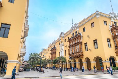 Lima, Peru, Ekim 01, 2021: Lima, Peru şehir merkezinde ahşap balkonlu Koloni sokak sahnesi