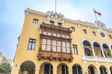 Lima, Peru, Ekim 01, 2021: Lima, Peru 'daki sarı şehir binasının koloni balkonuna yakın çekim