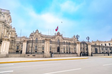 Lima 'da bayrak ve polisle dolu Peru Hükümet Sarayı