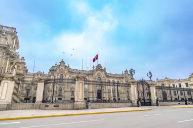 Lima 'daki Perus Hükümet Sarayı' na bayrak sallayarak tam bir bakış açısı