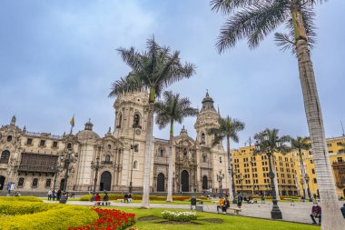 Lima, Peru, Ekim 01, 2021: Lima Katedrali ve tarihi Plaza Belediye Başkanı 'nın renkli bahçeleri