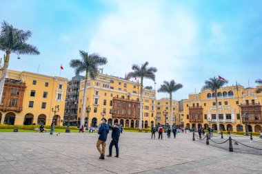 Lima, Peru, Ekim 01, 2021: Lima Plaza Belediye Başkanı, Peru 'da koloni binaları ve ahşap balkonlar