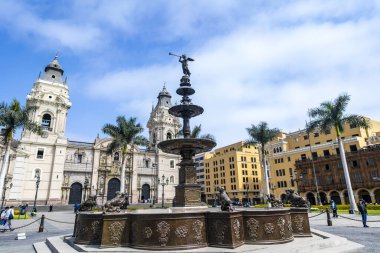 Lima, Peru, Ekim 01, 2021: Lima Belediye Başkanı Plazada Çeşme ve Katedral, Peru