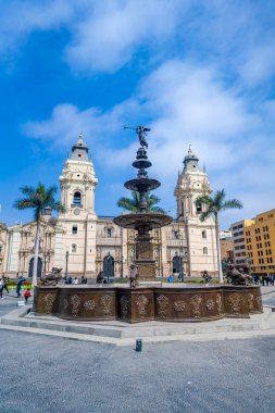 Lima, Peru, Ekim 01, 2021: Plaza Belediye Başkanı Lima Peru Katedrali ve Çeşmesi