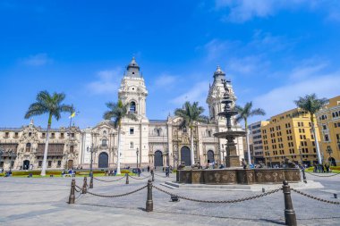 Lima, Peru, Ekim 01, 2021: Plaza Belediye Başkanı Lima Peru Katedral ve Çeşmeli