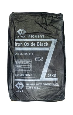 Lima, Peru, 15 Nisan 2023: ZJUP Demir Oksijen Kara Pigment Çuvalı 25 kg Endüstriyel