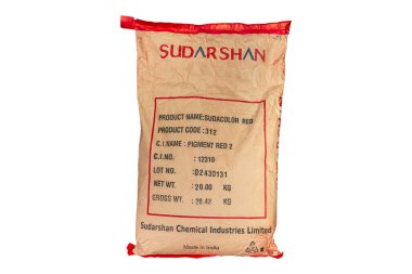 Lima, Peru, 22 Nisan 2023: Sanayi kırmızı pigment torbası Sudacolor ambalajlama