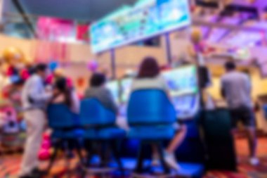 Kumar makinelerinde parlak ışıkları olan bulanık kumarhane oyuncuları