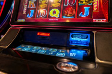 Lima, Peru, Mayıs 13, 2023: Kumar makinesinin ön görüntüsü ve kumarhanedeki ödeme sistemi