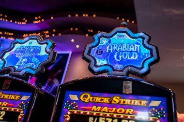 Lima, Peru, Mayıs 13, 2023: Arap altınlı kumarhane slot makinesi