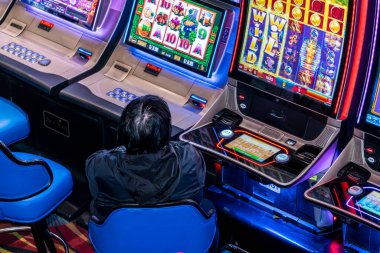 Lima, Peru, Mayıs 13, 2023: Kumarhanede Mısır temalı kumar makinesini oynayan kişi