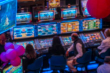 Kumarhanede kumar oynayan insanların soyut görüntüsü bulanık