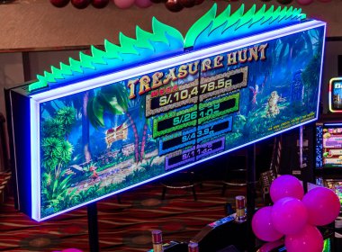 Lima, Peru, Mayıs 13, 2023: Hazine Avı slot makinesi orman teması