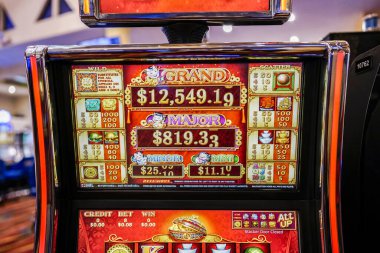 Lima, Peru, Mayıs 13, 2023: 12 bin dolarlık büyük ödüllü büyük ikramiye slot makinesi