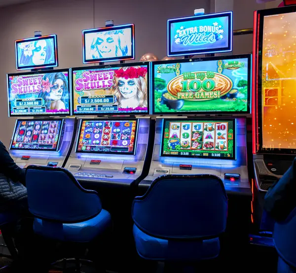 Lima, Peru, Mayıs 13, 2023: Renkli dijital ekranlı kumarhane oyun makineleri