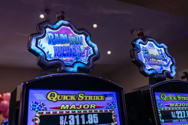 Lima, Peru, Mayıs 13, 2023 Rapa Nui Riches yazılı kumarhane kumar makinesi