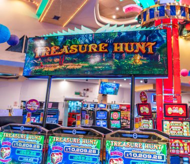 Lima, Peru, 27 Temmuz 2023: Hazine Avı slot makinesi canlı kumarhanede sergileniyor