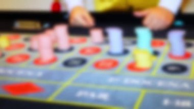 Renkli bahis fişleri ve arka planda torbacılar olan bir rulet masasının odaksız videosu. Kumar, bahis, kumarhane atmosferi, gece hayatı ve oyun yaşam tarzı için mükemmel bir kavram..