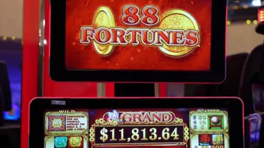 Lima, Peru, 29 Nisan 2023: Kumarhane kumar makinesi büyük ikramiye ekranı