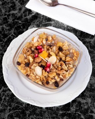 Geleneksel Tatlı Emin, Noah Pudding. Geleneksel Türk tatlıları Emin veya kurumuş meyve ve nar taneli haşlanmış tahıllardan Ashura.